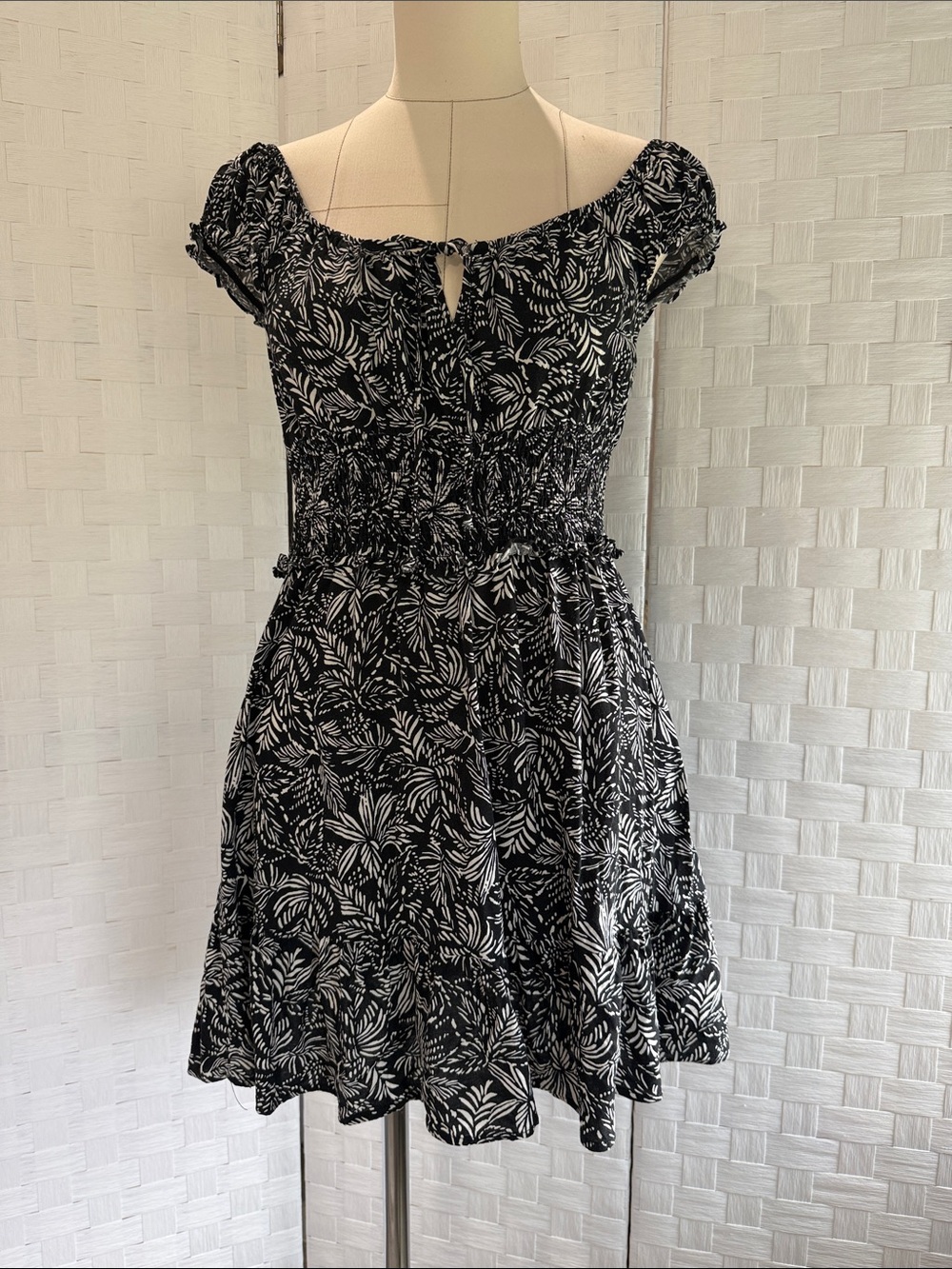 Black & White Leaf-Print Smocked Waist Women's Dress